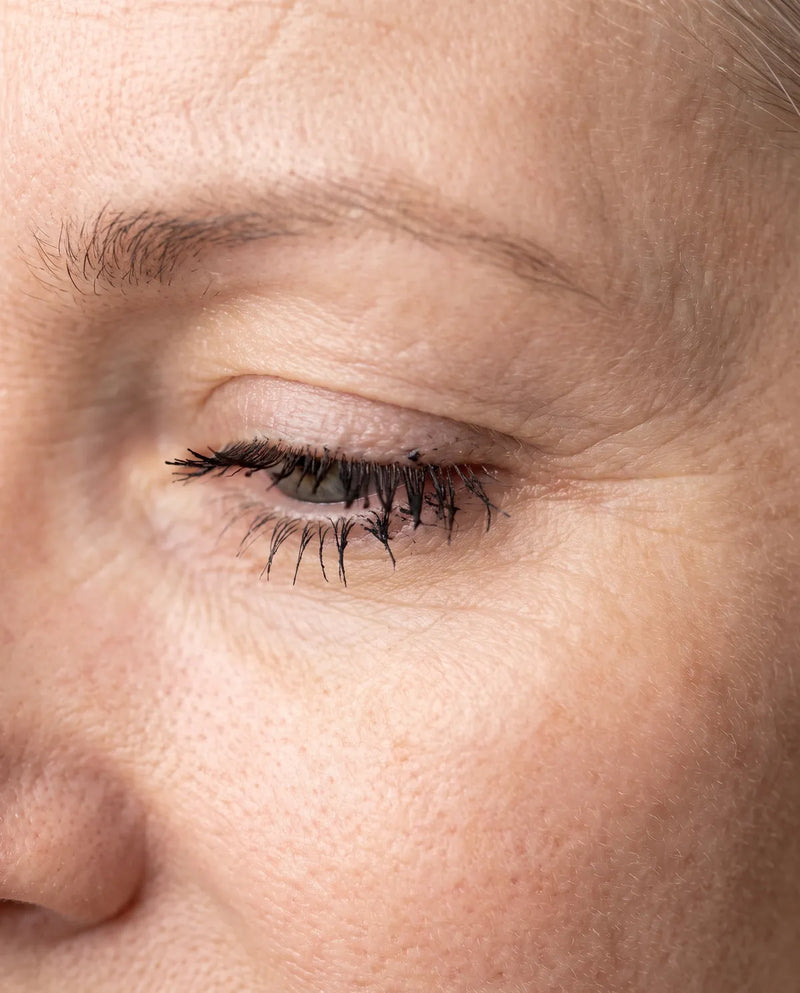 Feine Wimpern zu Büscheln verklebt