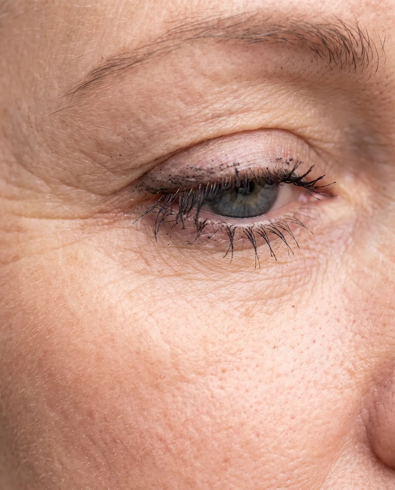 Wimpern hängen mittags herab