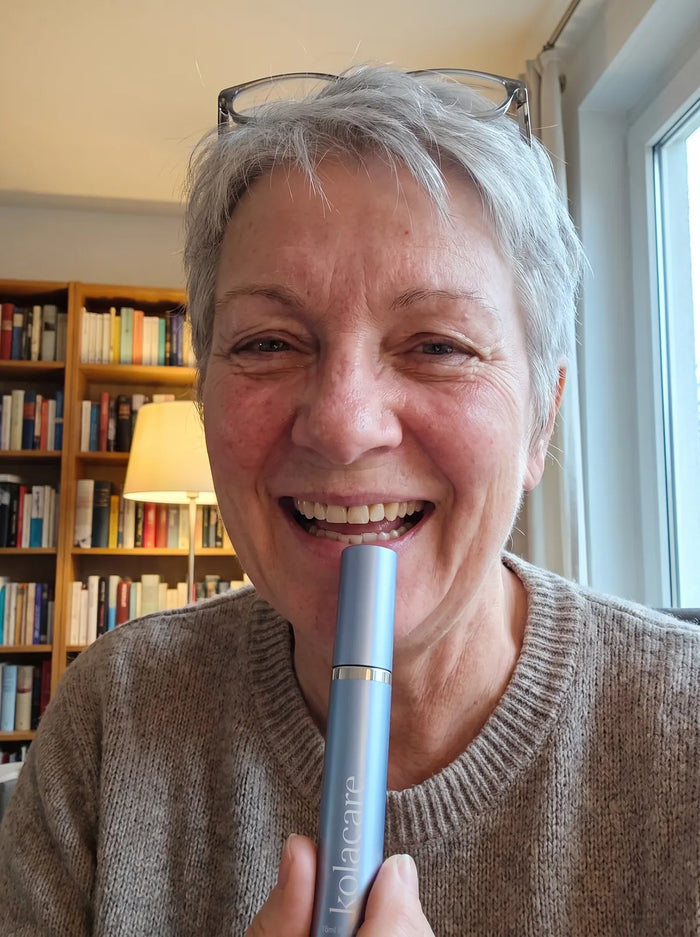 Frau mit der Kolacare-Mascara
