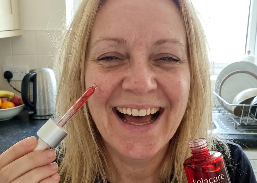 Monika S. mit der Pipette in der Küche