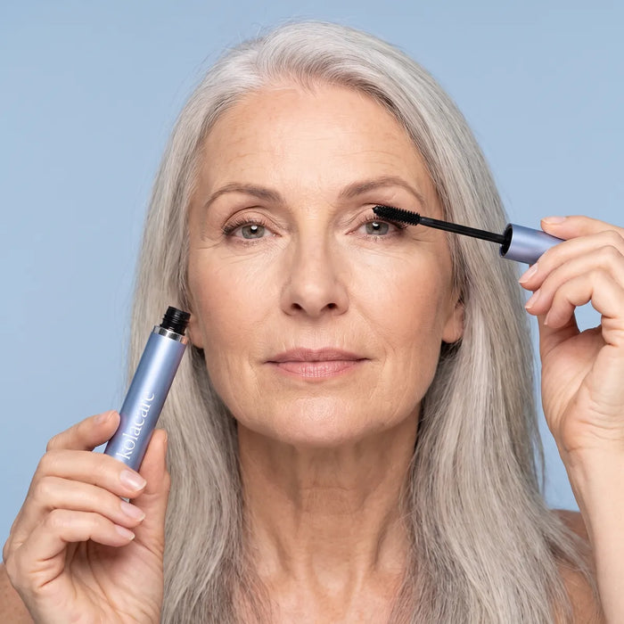 Frau mit der Kolacare-Mascara