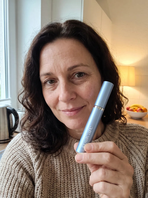 Frau hält Kolacare-Tube