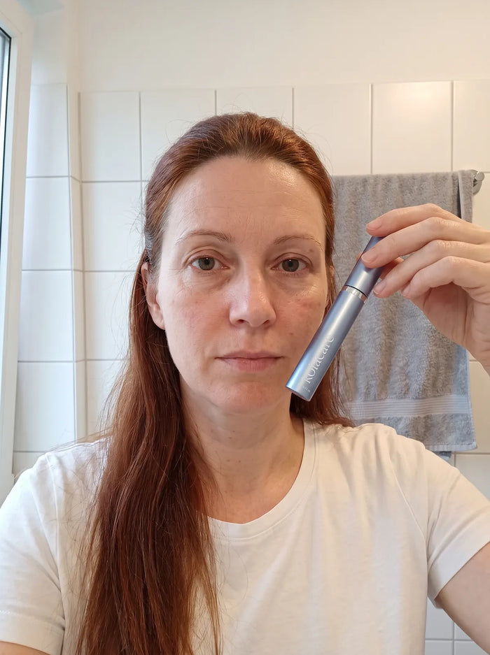 Frau mit der Kolacare-Mascara